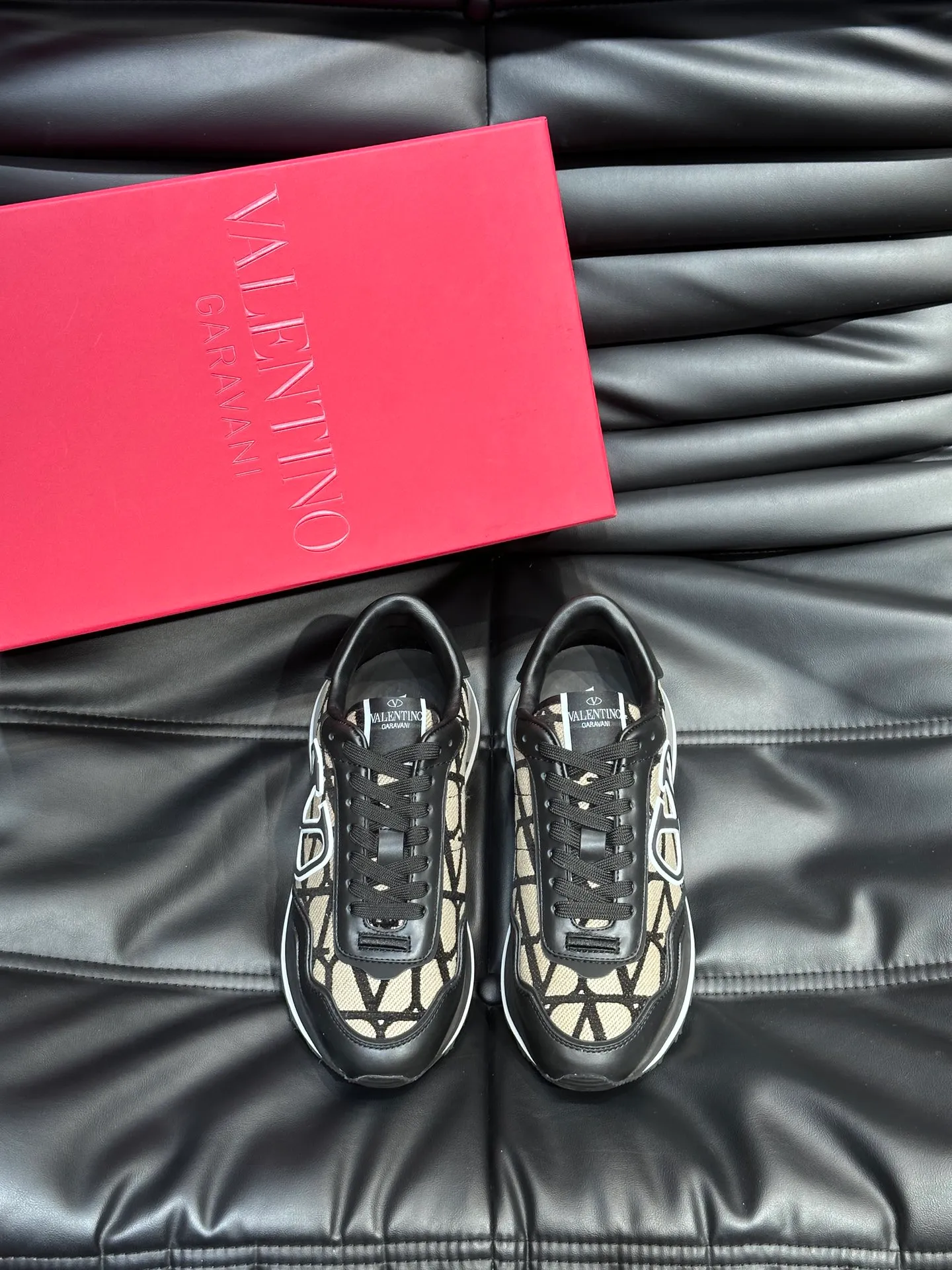 P540💰 Product trademark: VALENTINO "Valentino" Regular size: 38-44 [45 customized] Product materials: Warren men's casual sports shoes, made of multi-material splicing, calf leather stitched with suede cowhide, fabric mesh upper, fabric tongue decorated with brand badge, rubber rivet decorative details on the heel, rivet rubber outsole, non-slip, wear-resistant and shock-absorbing, pure cotton inner foot pad, comfortable and breathable, comes with original box packaging bag!